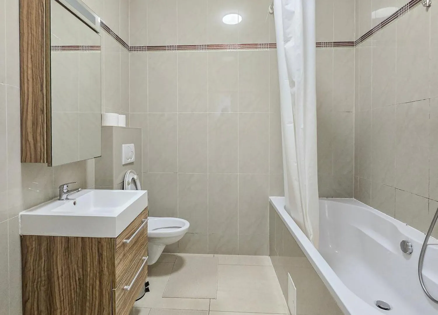 Two-Bedroom Balcony Retreat For 4 Near Millennium Tower Wenen 0*,  Oostenrijk