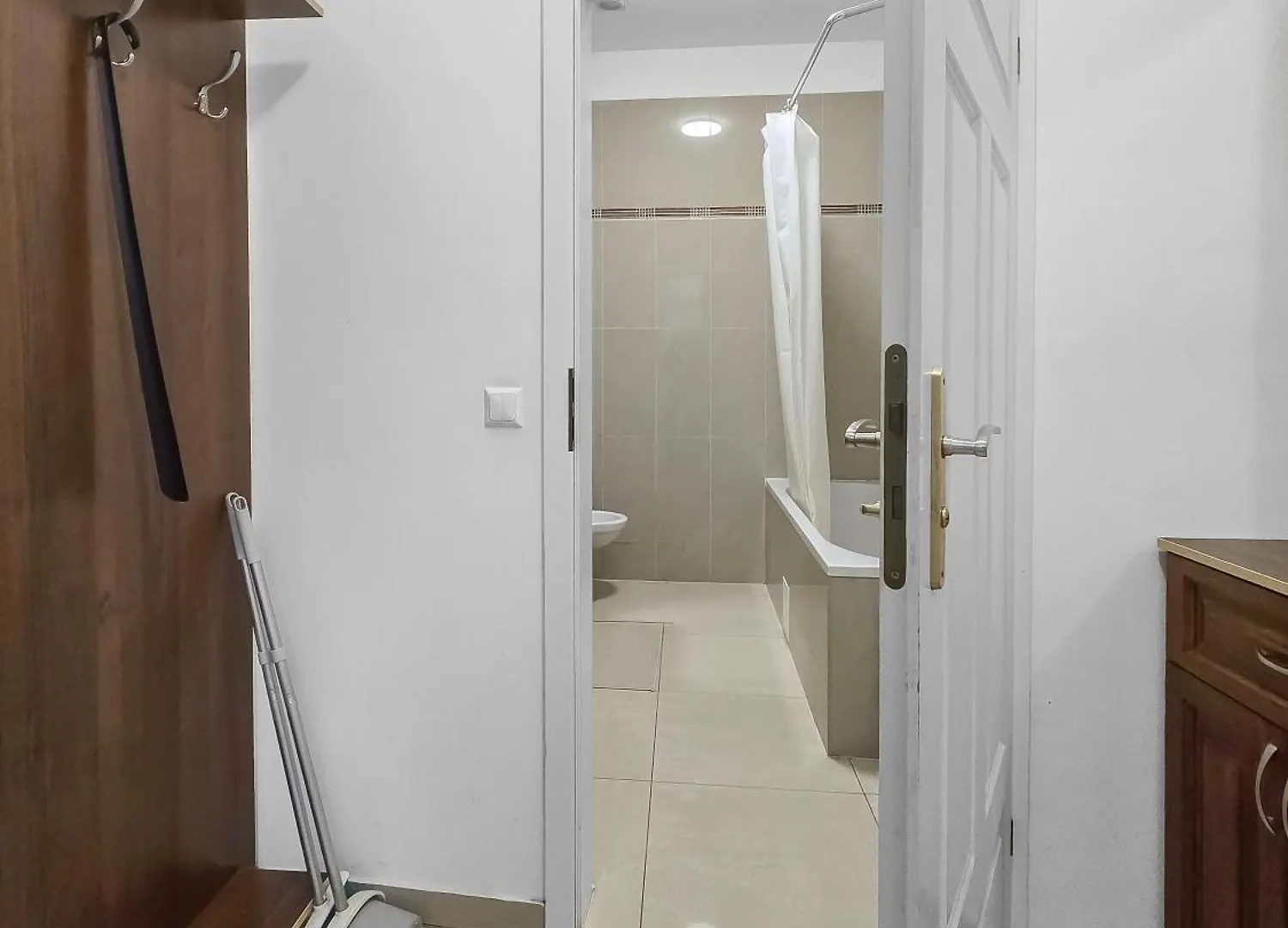 Two-Bedroom Balcony Retreat For 4 Near Millennium Tower Wenen