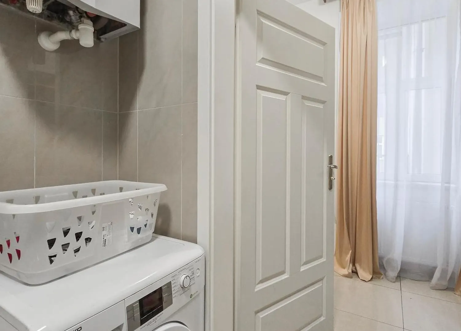 Two-Bedroom Balcony Retreat For 4 Near Millennium Tower Wenen Appartement