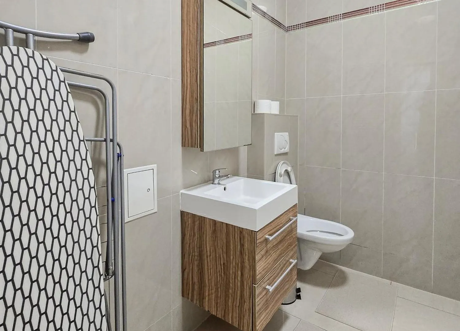 Appartement Two-Bedroom Balcony Retreat For 4 Near Millennium Tower Wenen Oostenrijk