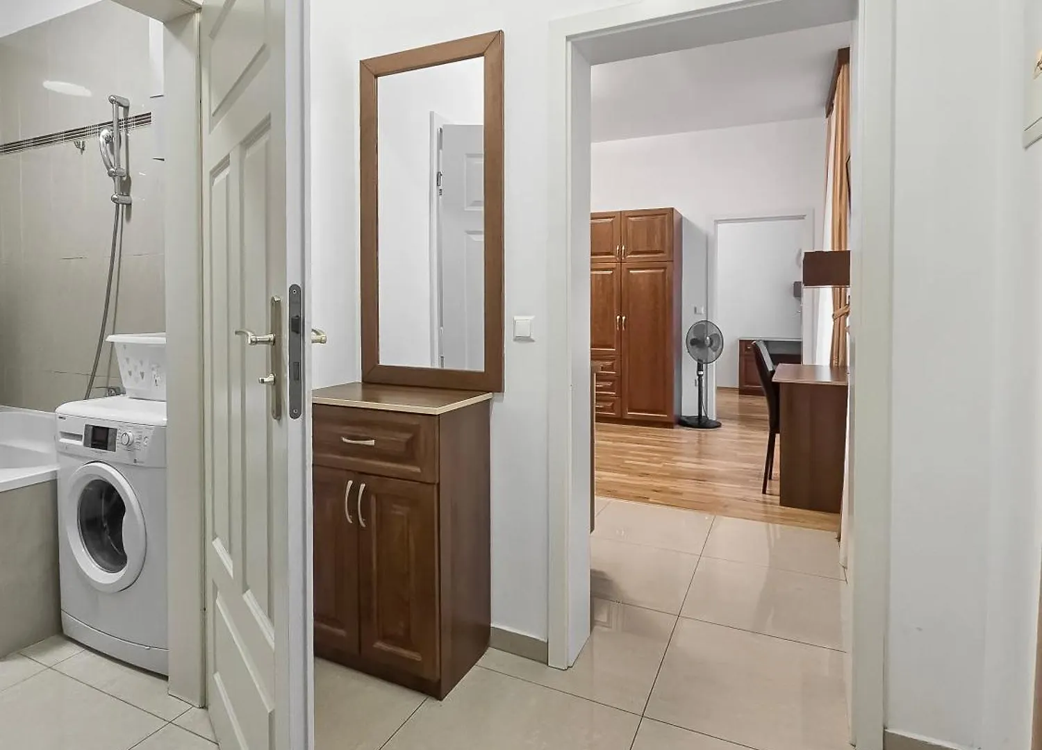 Appartement Two-Bedroom Balcony Retreat For 4 Near Millennium Tower Wenen