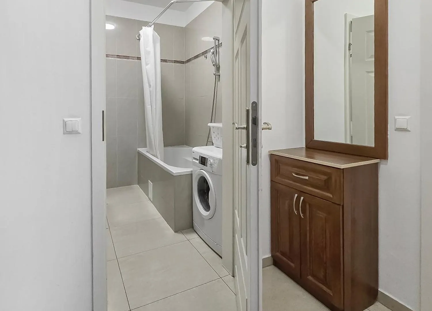 Two-Bedroom Balcony Retreat For 4 Near Millennium Tower Wenen Appartement
