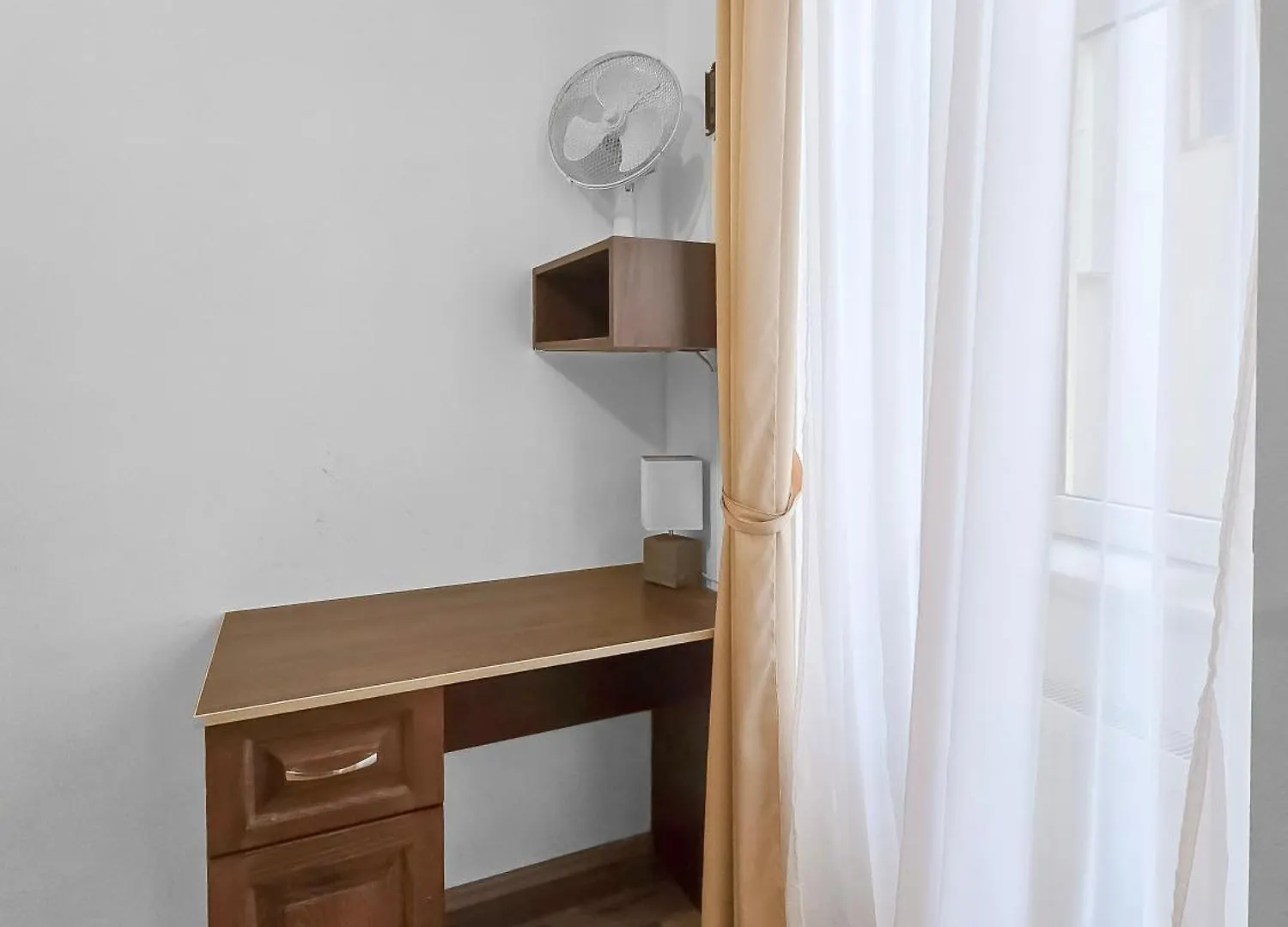 Appartement Two-Bedroom Balcony Retreat For 4 Near Millennium Tower Wenen