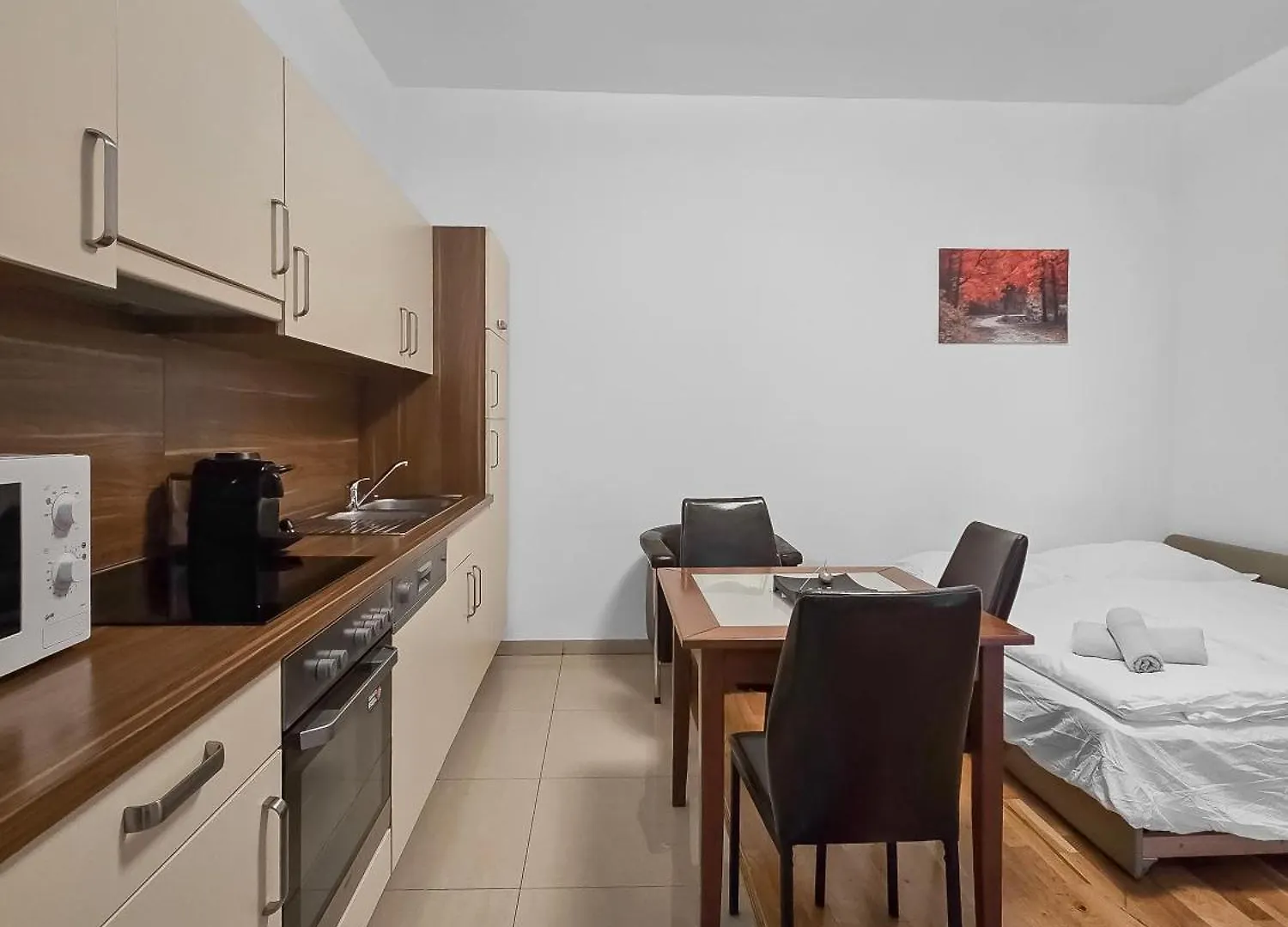 Two-Bedroom Balcony Retreat For 4 Near Millennium Tower Wenen Appartement