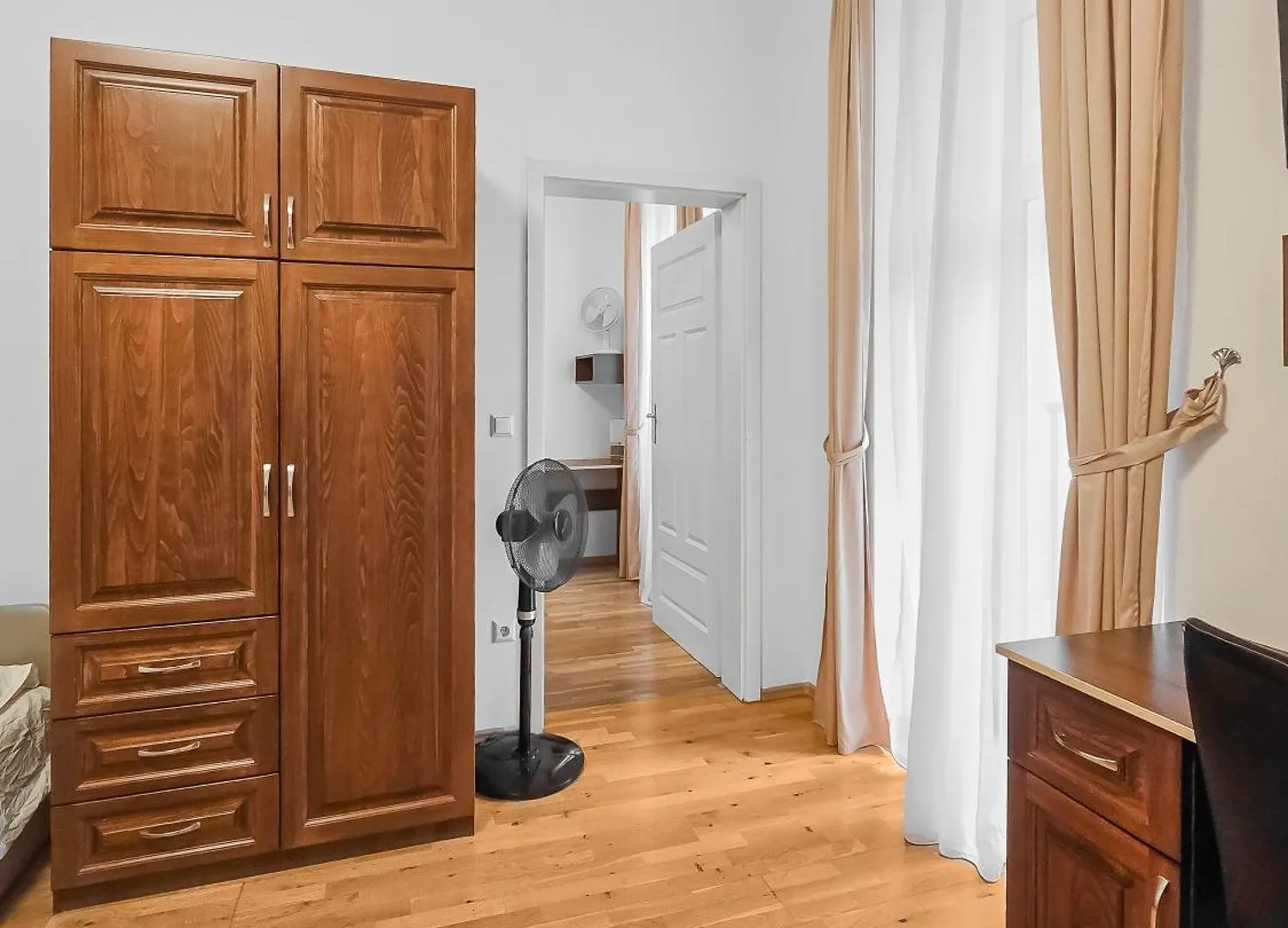 Two-Bedroom Balcony Retreat For 4 Near Millennium Tower Wenen