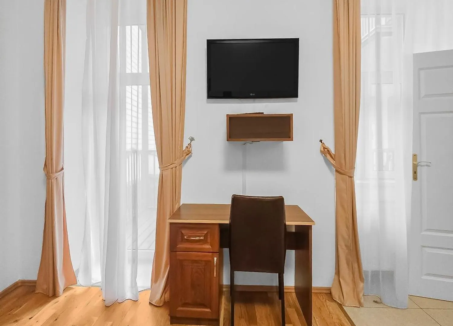 Appartement Two-Bedroom Balcony Retreat For 4 Near Millennium Tower Wenen