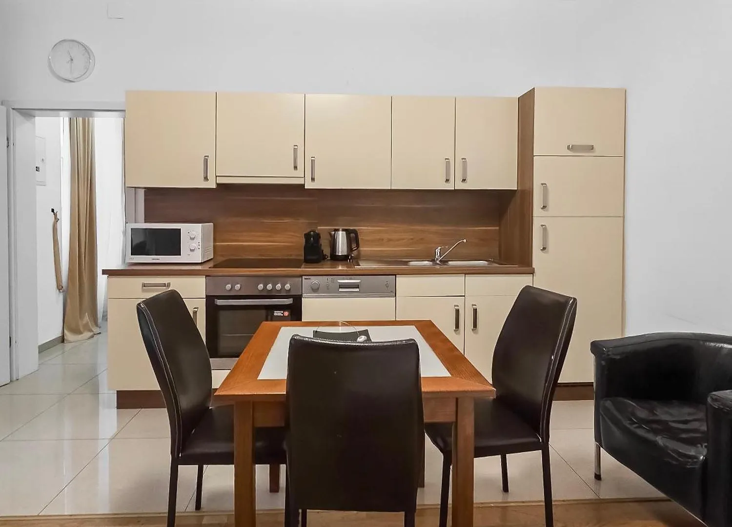 Two-Bedroom Balcony Retreat For 4 Near Millennium Tower Wenen Appartement